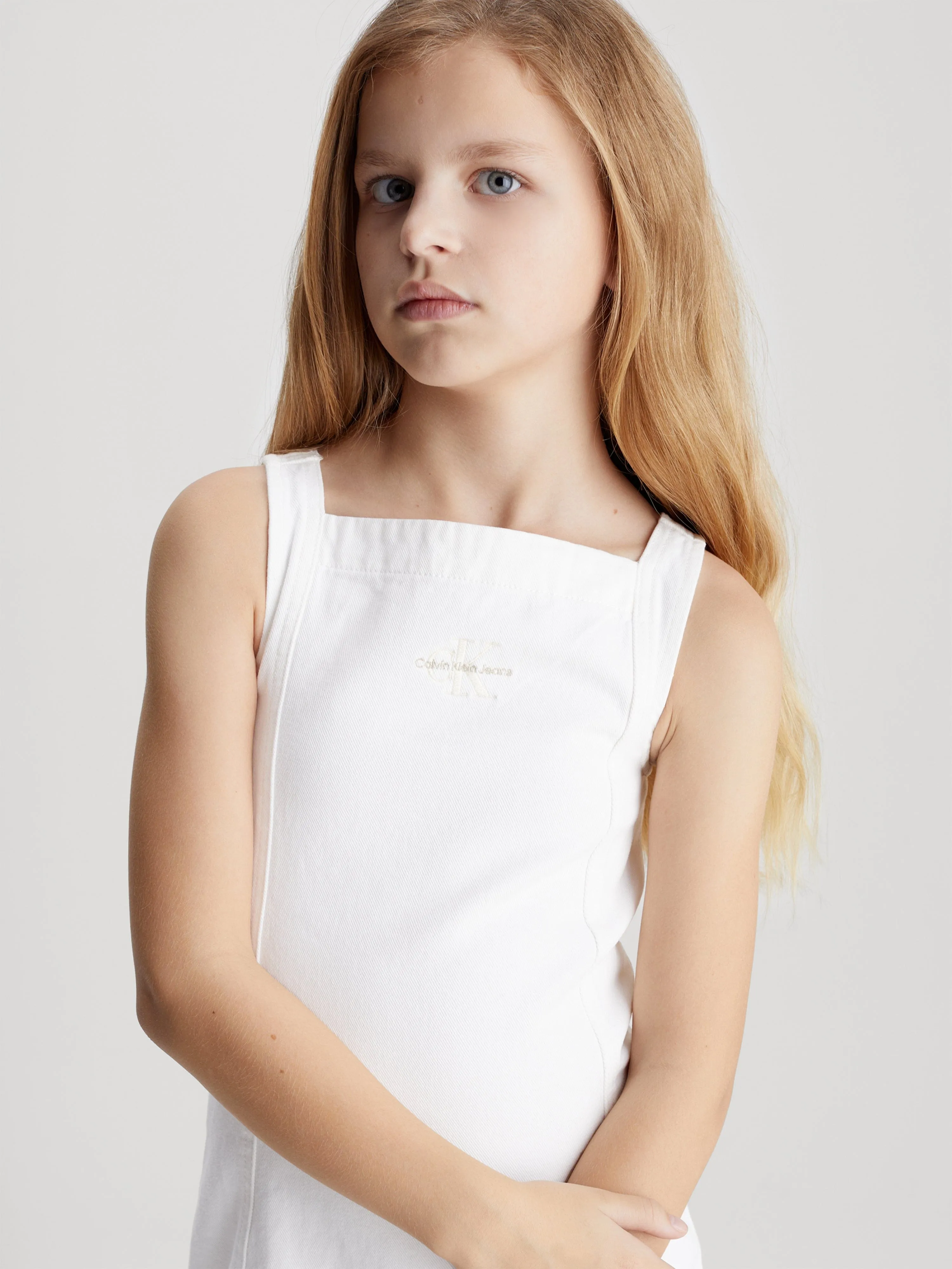 Calvin Klein Mädchen Knopf-Denimkleid in Elfenbein