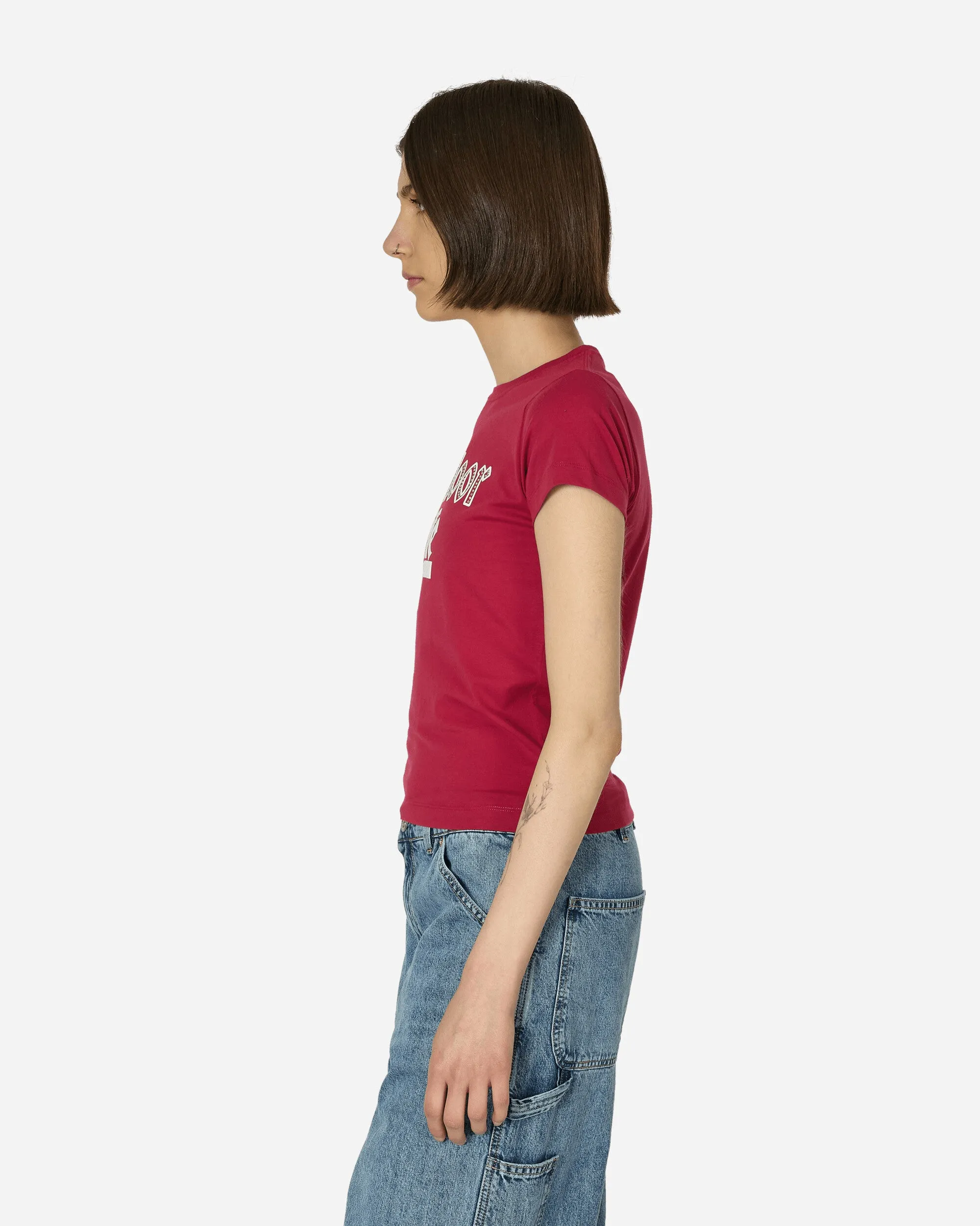 Pinkes T-Shirt mit angenähten Strasssteinen