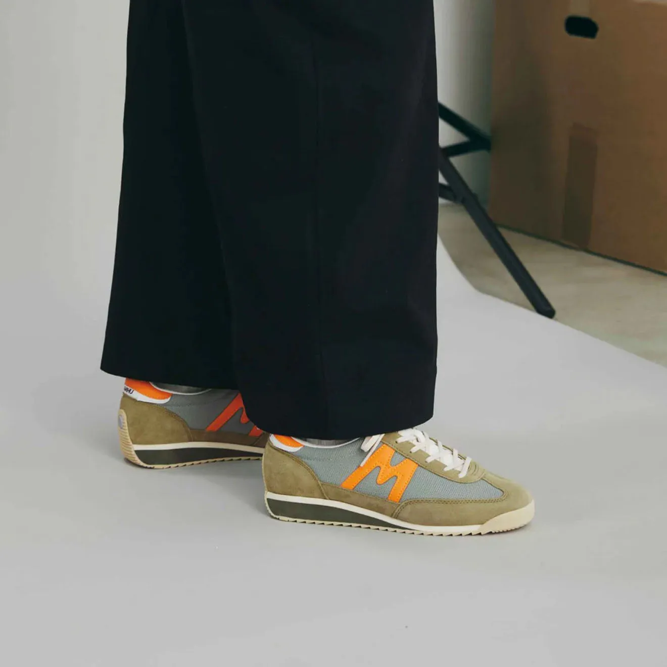 Karhu Mestari Trainer Cedar / Leuchtendes Ringelblumengelb