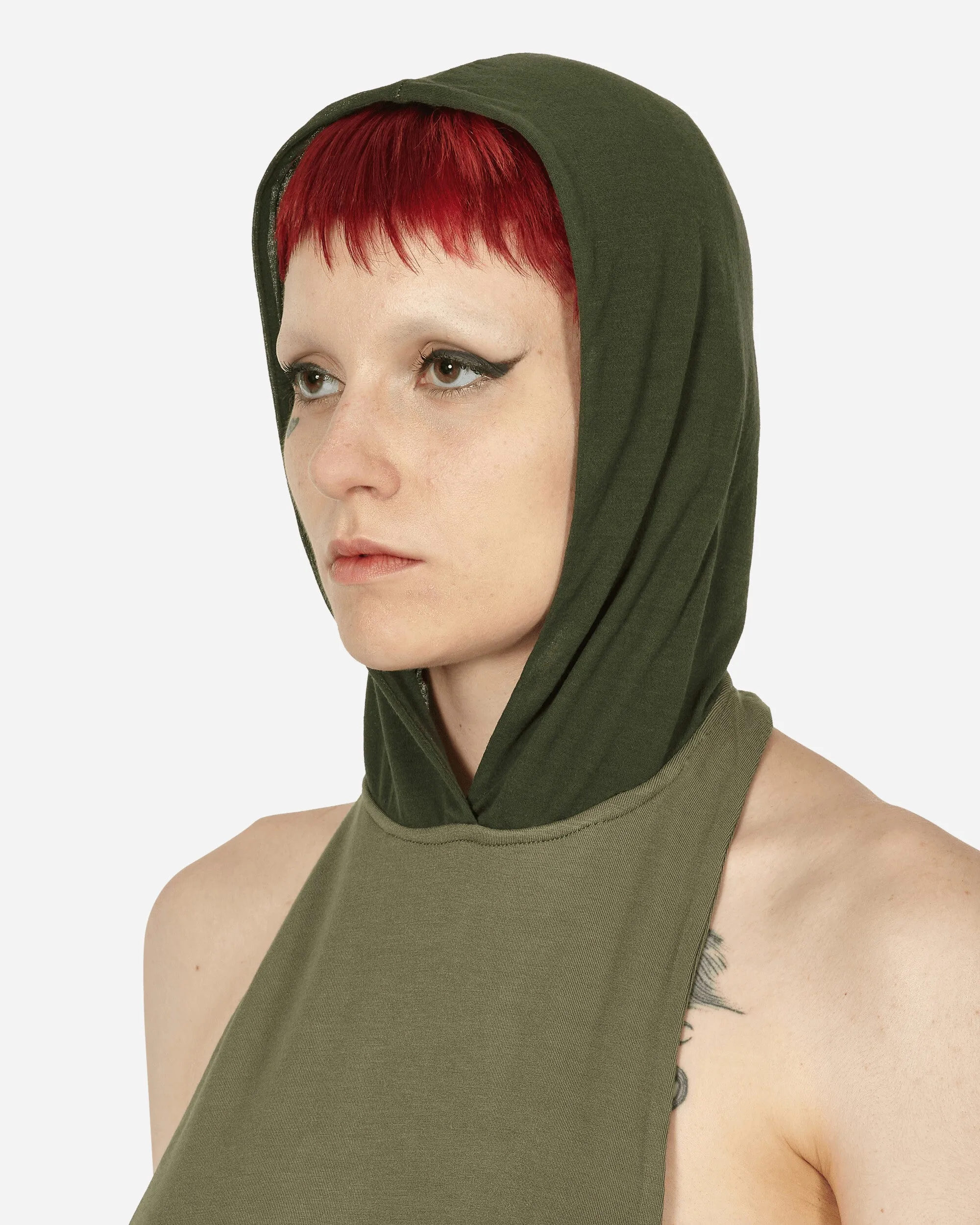 Grünes Tanktop mit tiefem Rückenausschnitt