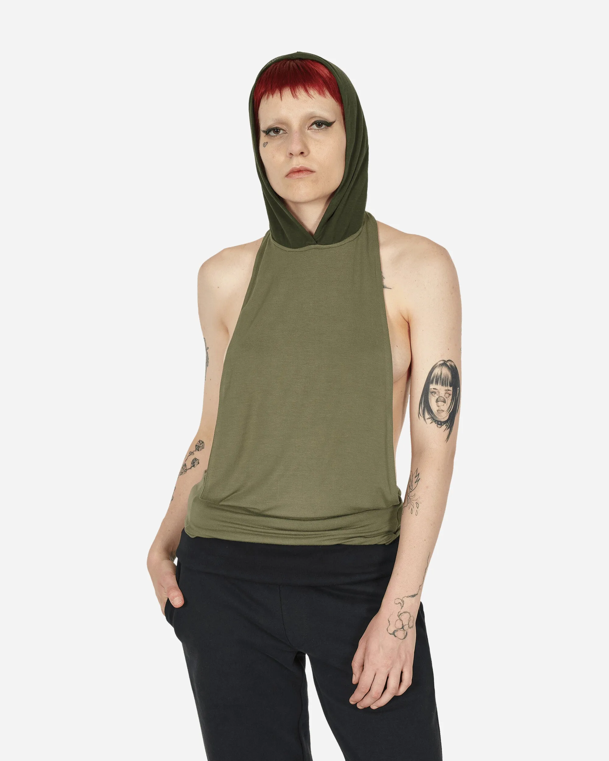 Grünes Tanktop mit tiefem Rückenausschnitt