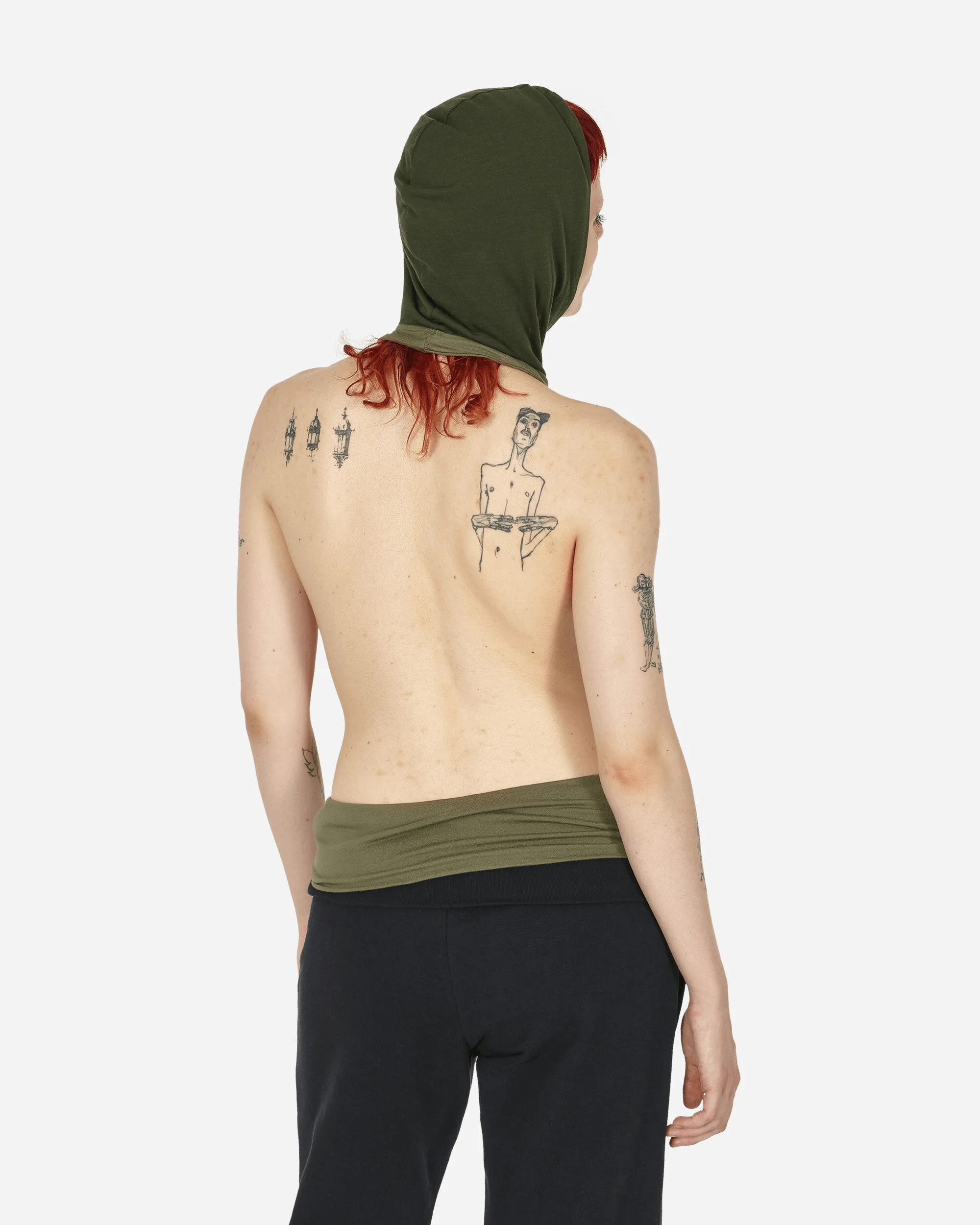Grünes Tanktop mit tiefem Rückenausschnitt