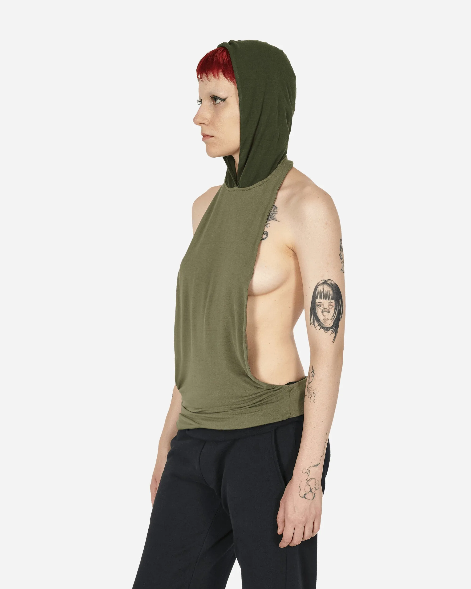Grünes Tanktop mit tiefem Rückenausschnitt