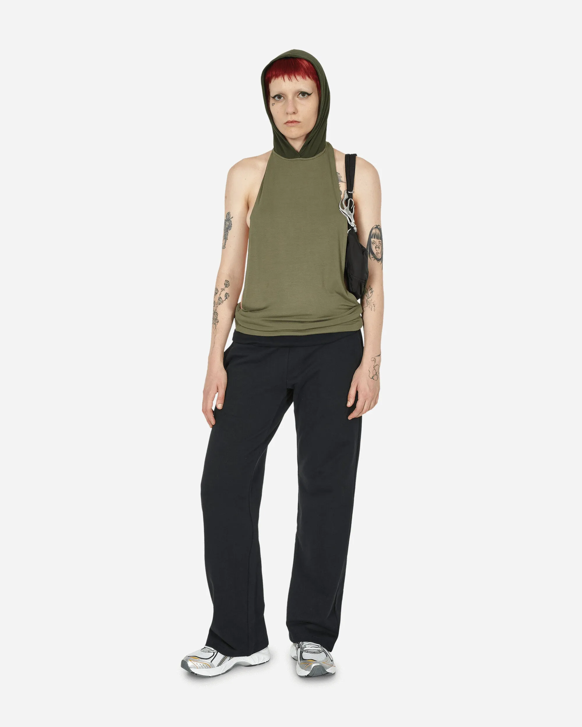 Grünes Tanktop mit tiefem Rückenausschnitt