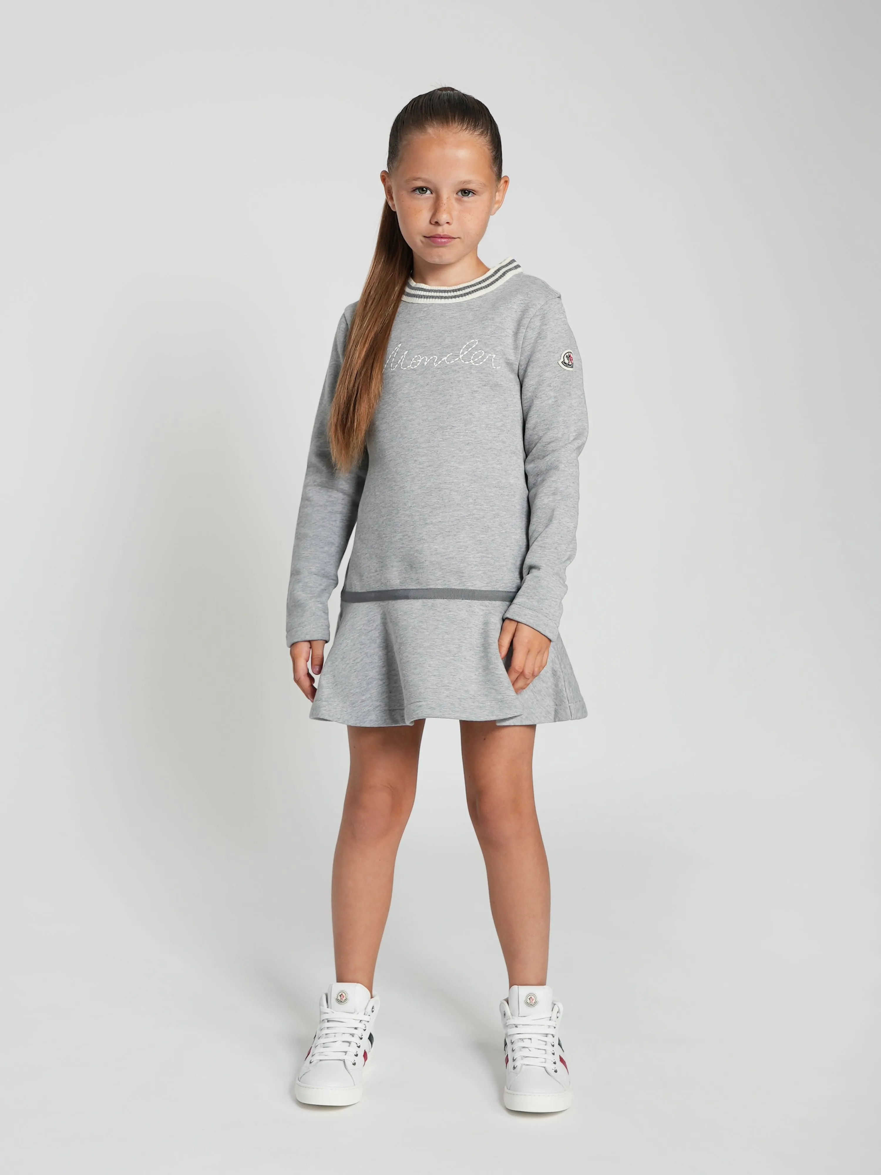 Moncler Enfant Mädchen Logo Strickkleid in Grau