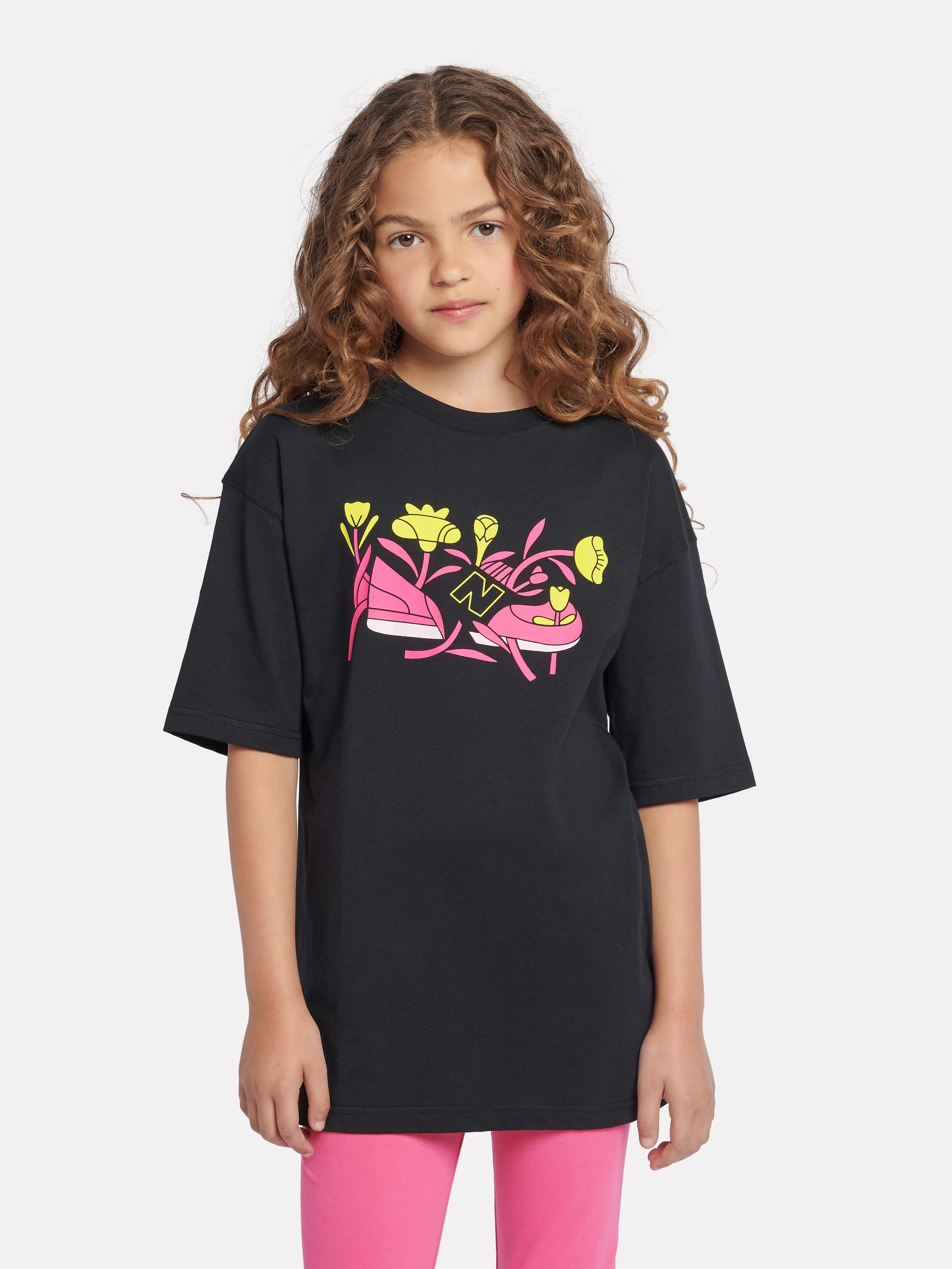 New Balance Mädchen Blumen-Schuh Grafik T-Shirt in Schwarz