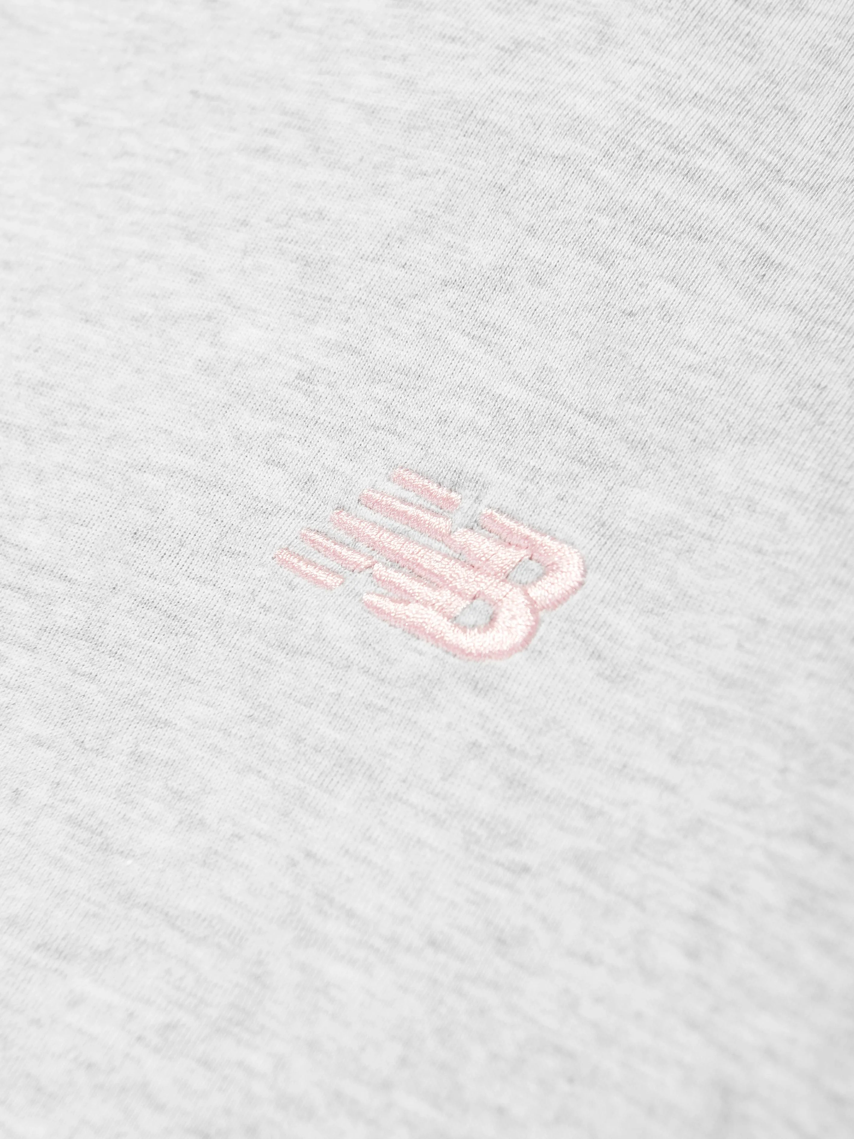 New Balance Mädchen T-Shirt mit kleinem Logo in Grau