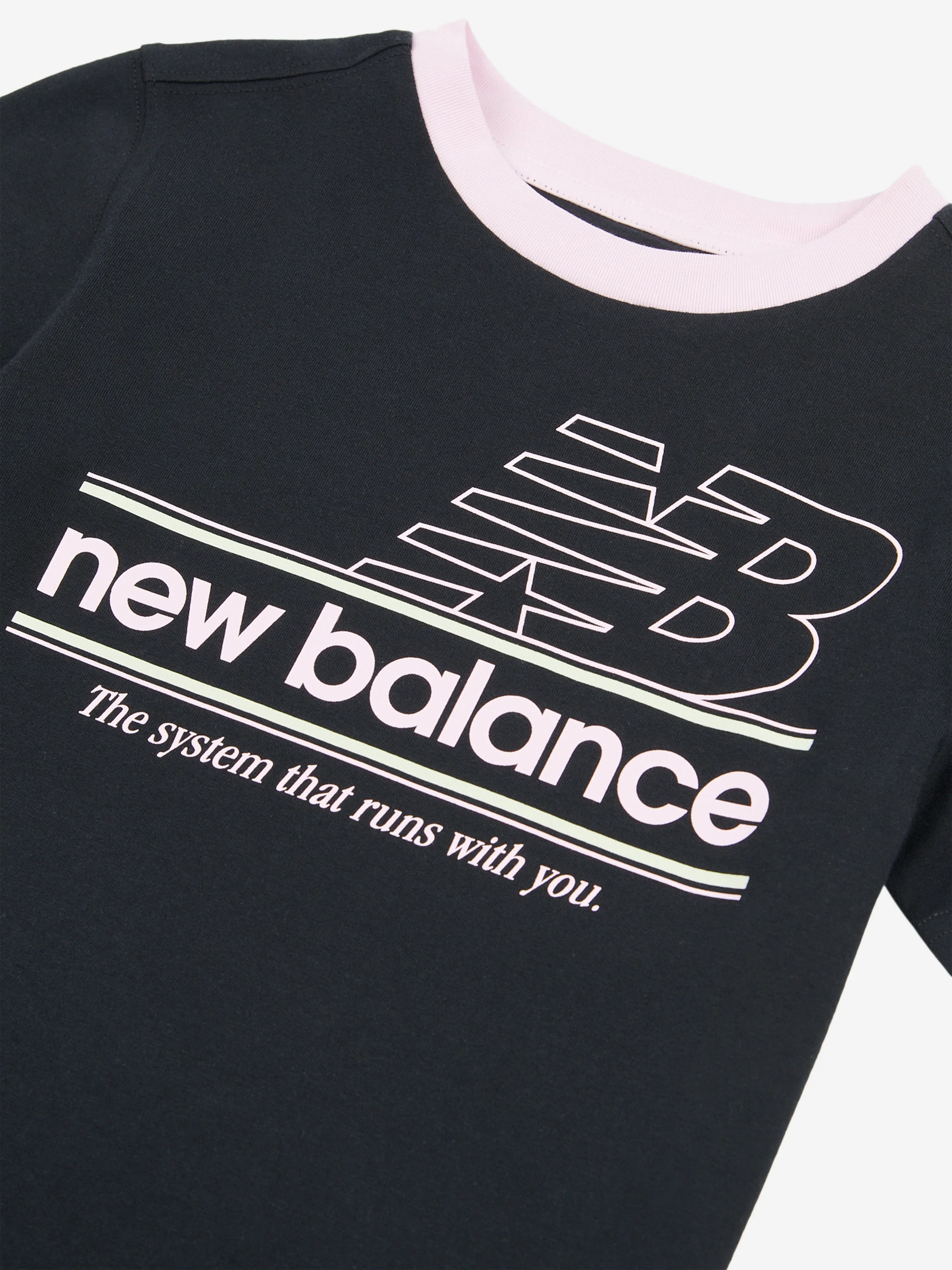 New Balance Mädchen Systems Graphic T-Shirt in Schwarz