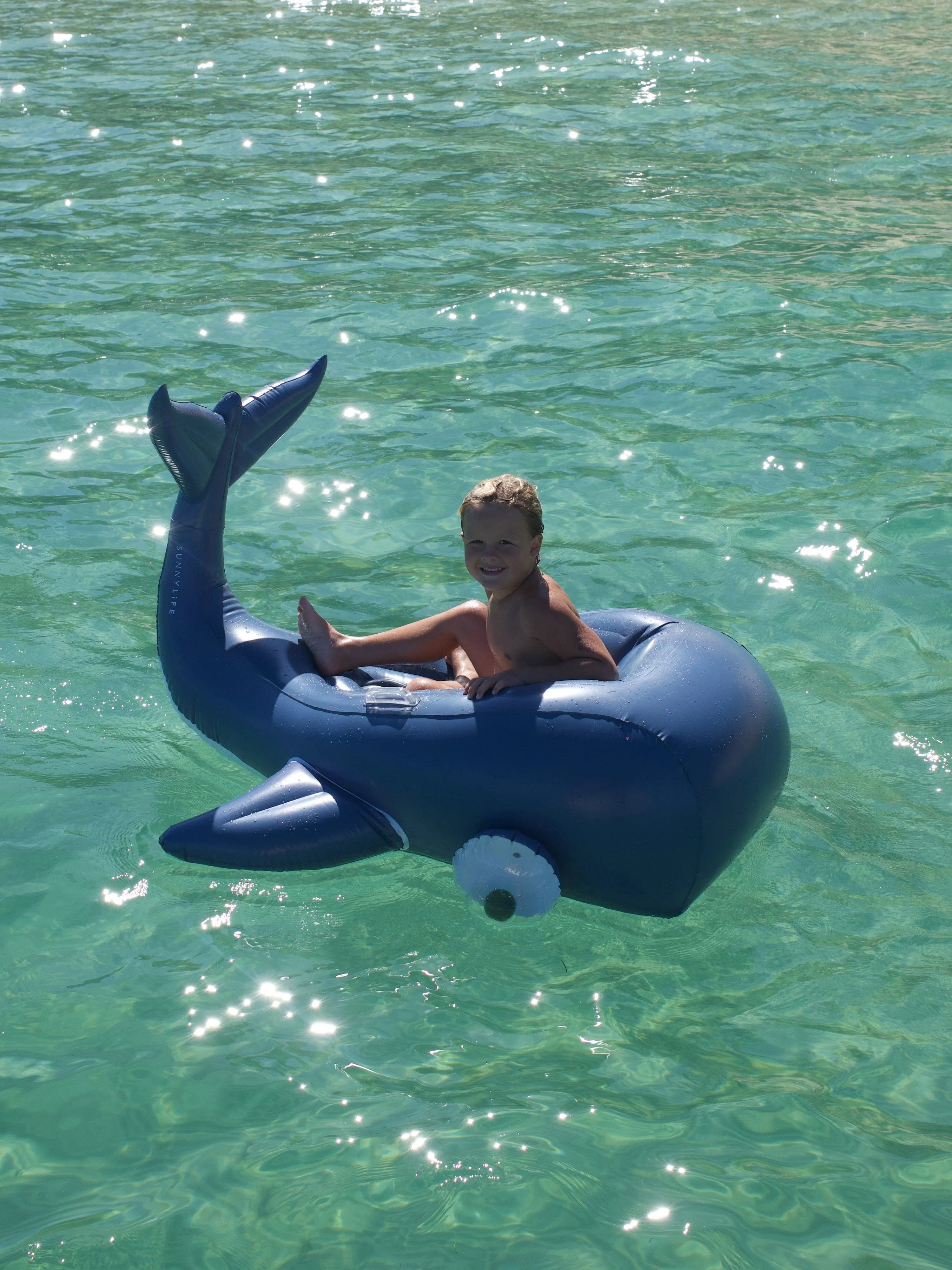 Sunnylife Kids Moby Dick Luxe Schwimmreifen in Blau (142cm)