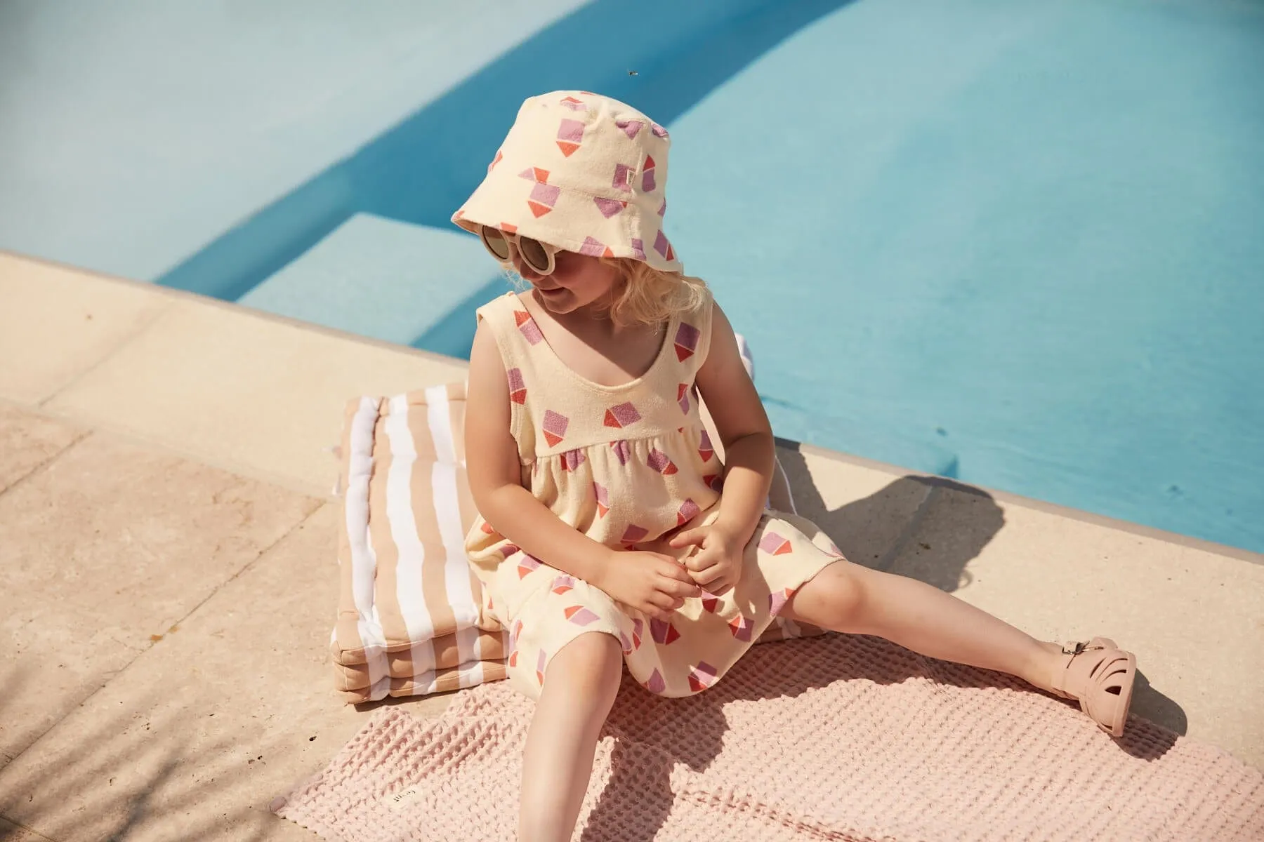 Das Bonnie Mob Girls Seiden-Terry Beach Hut Sonnenkleid in Elfenbein